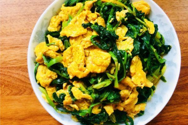 菠菜炒鸡蛋：一道色香味俱佳的家常美食