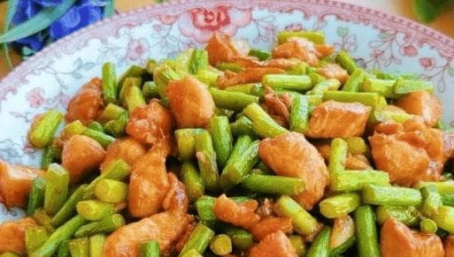 炒鸡肉要炒得好吃又嫩，关键在于掌握关键的烹饪技巧和调味方法