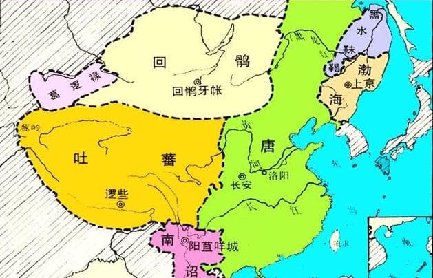 南诏的强大除唐朝因素外，其善于左右逢源也是重要原因