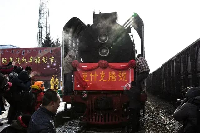 最后的蒸汽机车：2005年内蒙古集通铁路的退役与重生