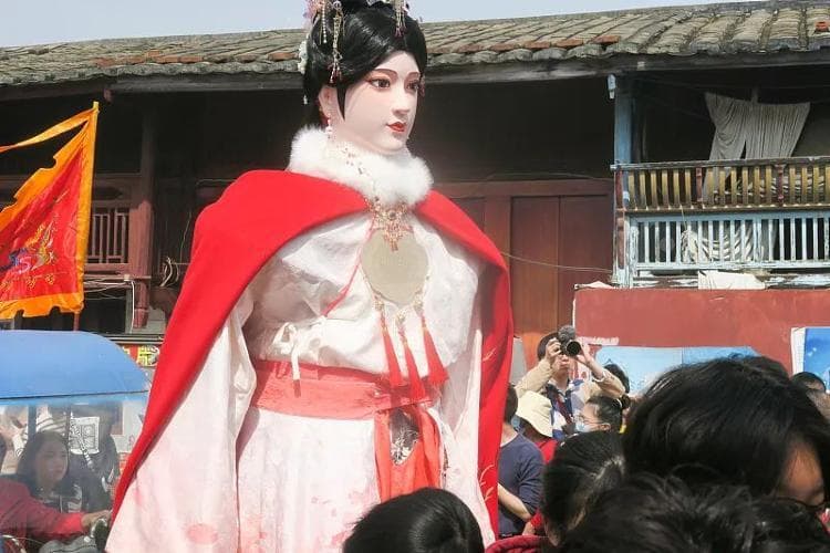 这届年轻人爱上了看游神？
