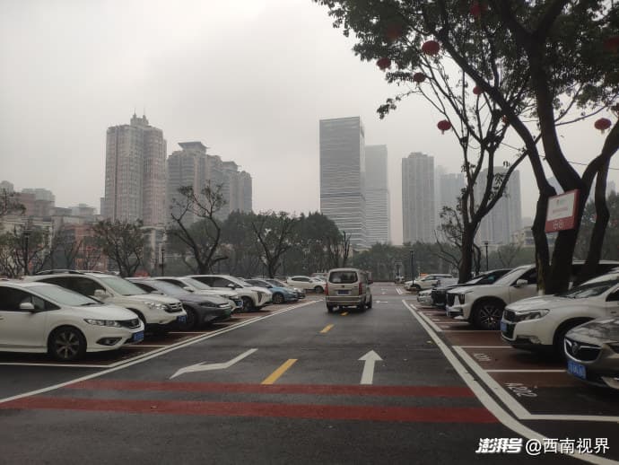 重庆：闲置地块变身临时停车场，共有车位419个缓解停车难