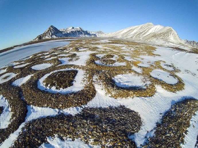 揭秘自然奇观：高山极地的神秘石环是如何形成的？