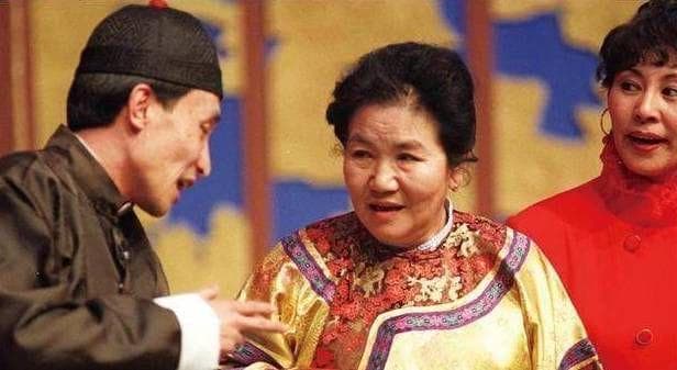 27年前赵丽蓉的春晚小品，端酒的丫鬟身份不简单，火成了一线女星