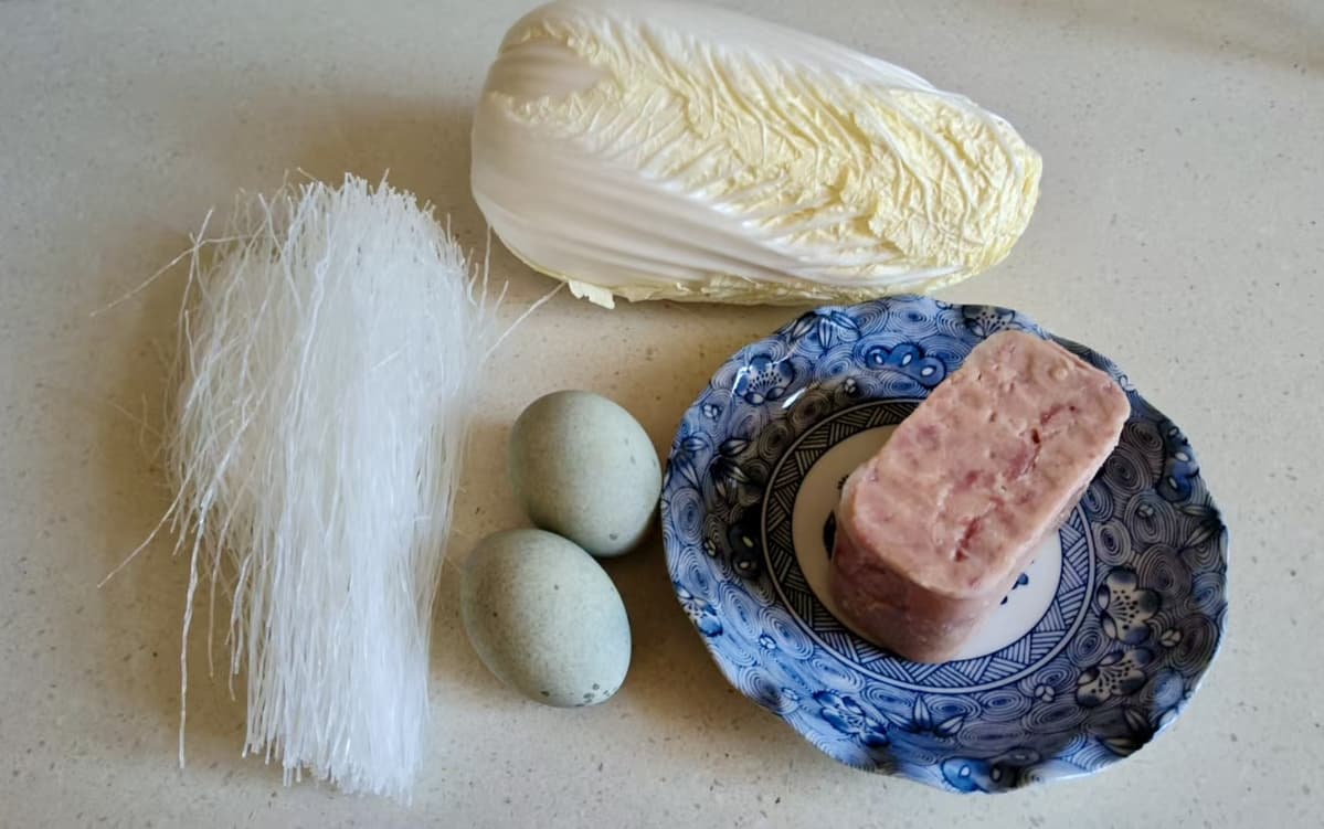 美食DIY｜娃娃菜皮蛋火腿粉丝汤：鲜美可口 暖心暖胃