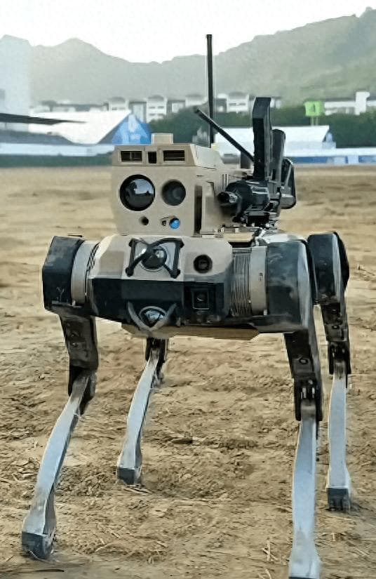 珠海航展上的“红翼前锋”：中国军用机器狗的突破