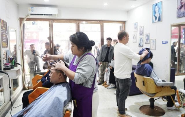 理发师李晓华走红：30元剪发如何赢得全国粉丝？