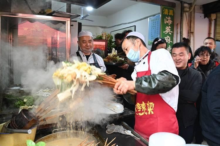 淄博：从烧烤到天水麻辣烫，网红美食如何“点燃”一座城？
