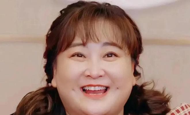 贾玲“消失”之谜：从春晚宠儿到幕后转型，她到底经历了什么？