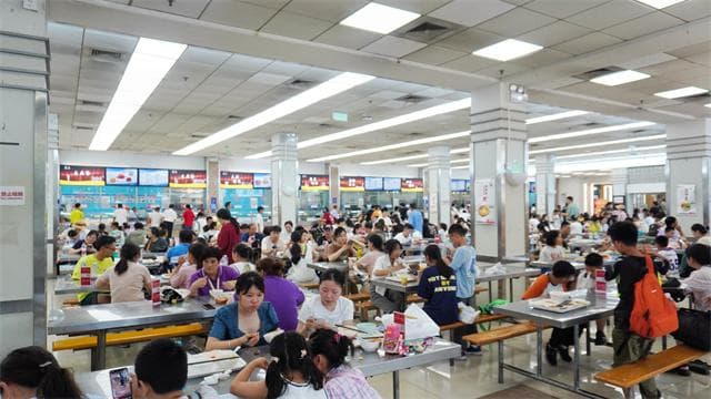 复旦食堂坐满了不吃饭的人？记者实地探访：高校已采取疏导举措