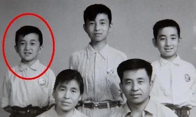 连登春晚24年的黄宏，被免职后销声匿迹，如今已走上另一条大道