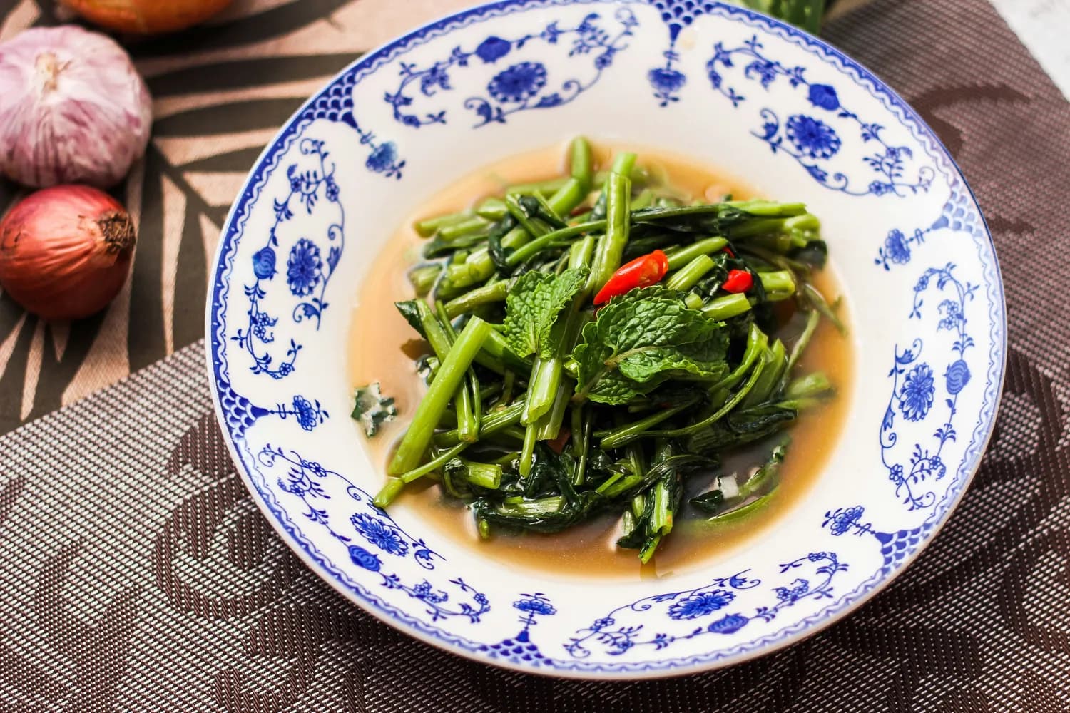 “皇帝菜”茼蒿：营养超黄瓜17倍，四重健康功效