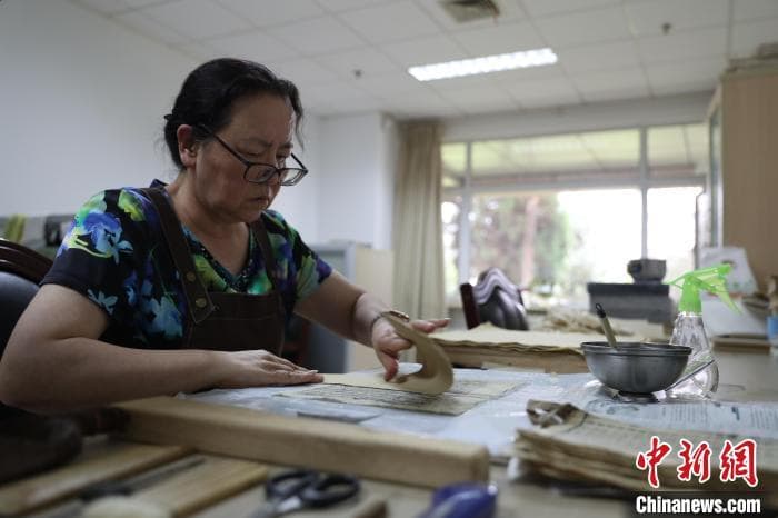 探访古籍修复师：  用匠心“医治”古籍，  在残卷中“复活”文明记忆