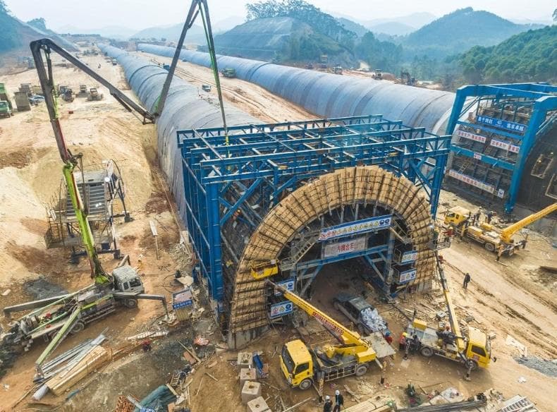 广湛高铁机场1号隧道主体结构全部完成