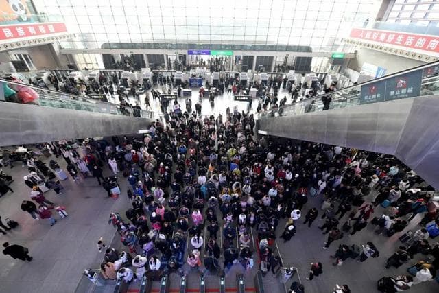 2025年春运火车票热销7574万，铁路部门多措施保障顺利购票