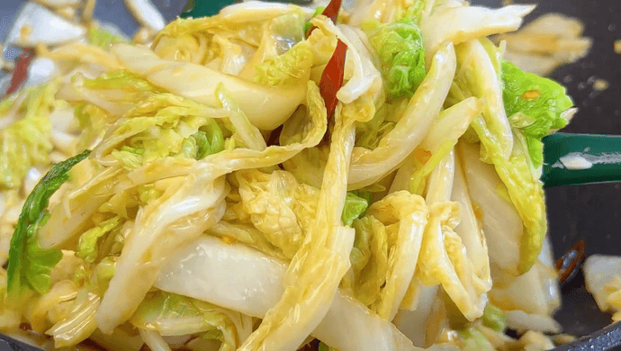 炒白菜时，直接下锅就错了！教你饭店不外的秘诀，清脆爽口不出水