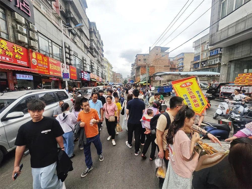 “网红柳州”五一吸客忙，螺蛳粉店排长龙