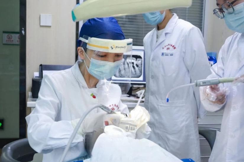 9岁男孩门牙磕断后成功粘接，医生详解牙齿外伤处理要点