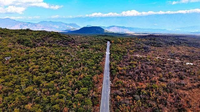 俯瞰 “大地的呼吸” 无人机视角下的云南腾冲火山群
