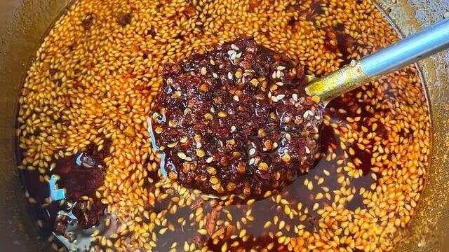 辣椒油怎么做才能又辣又香又红？如何练就香辣红亮的绝味？