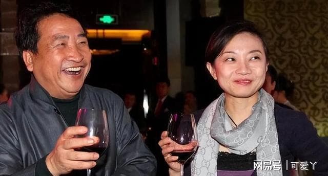 74岁姜昆洛杉矶被偶遇，保养得很好，曾22次登上央视春晚舞台