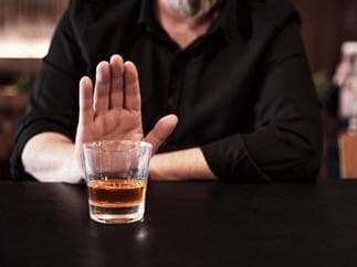 戒酒指南：8大戒酒方法与6种缓解酒精戒断症状的途径