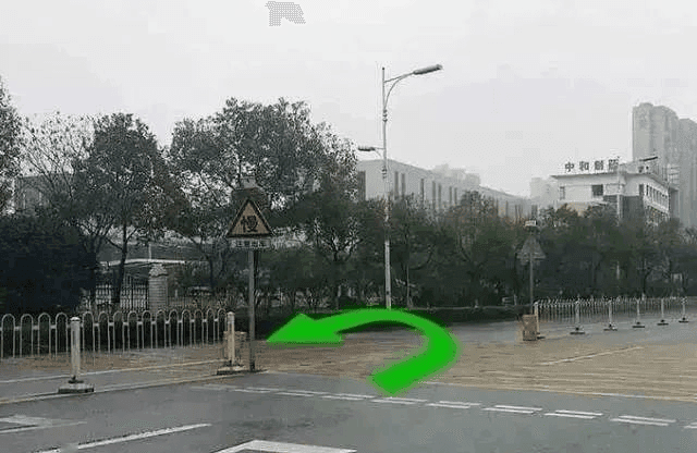 汽车在路口掉头，能不能越过斑马线？交警：最后再说一次