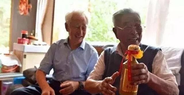 中国烟王酒王：一个创亚洲第一烟厂，供税1400亿，一个喝2吨茅台