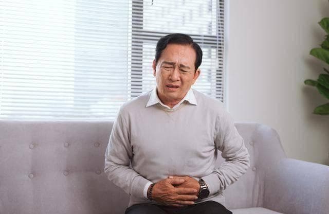 医生指出：确诊胆囊炎，这3件事别再做，4个后果你承受不起