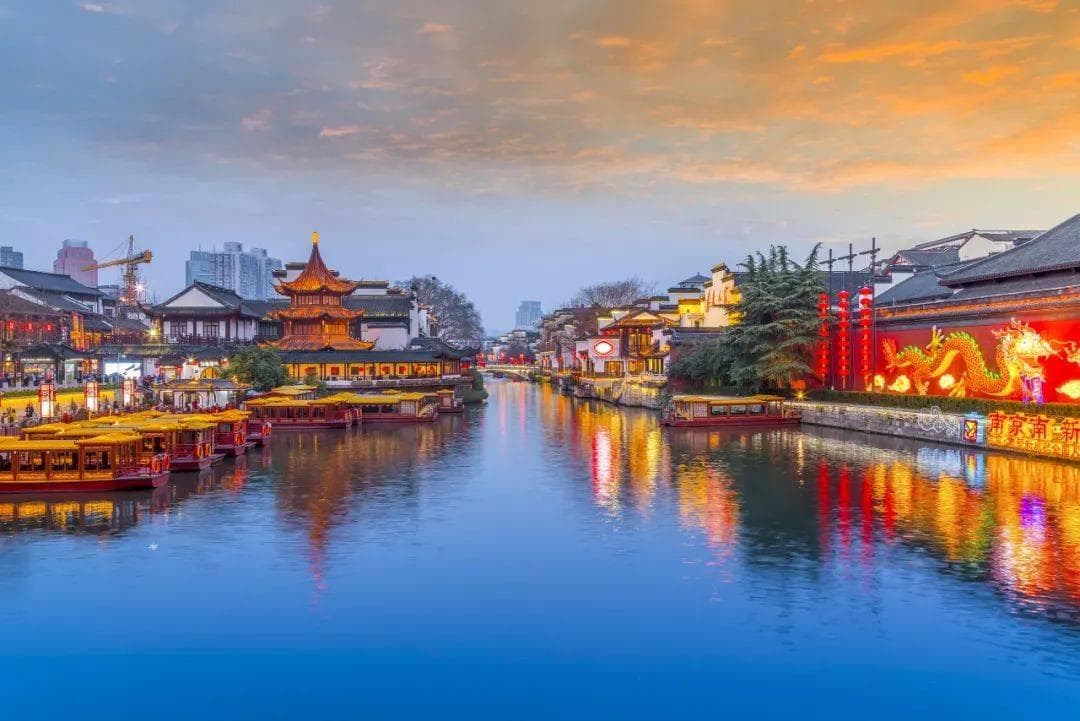 南京过年：观灯赏梅品美食，泡温泉里享团圆