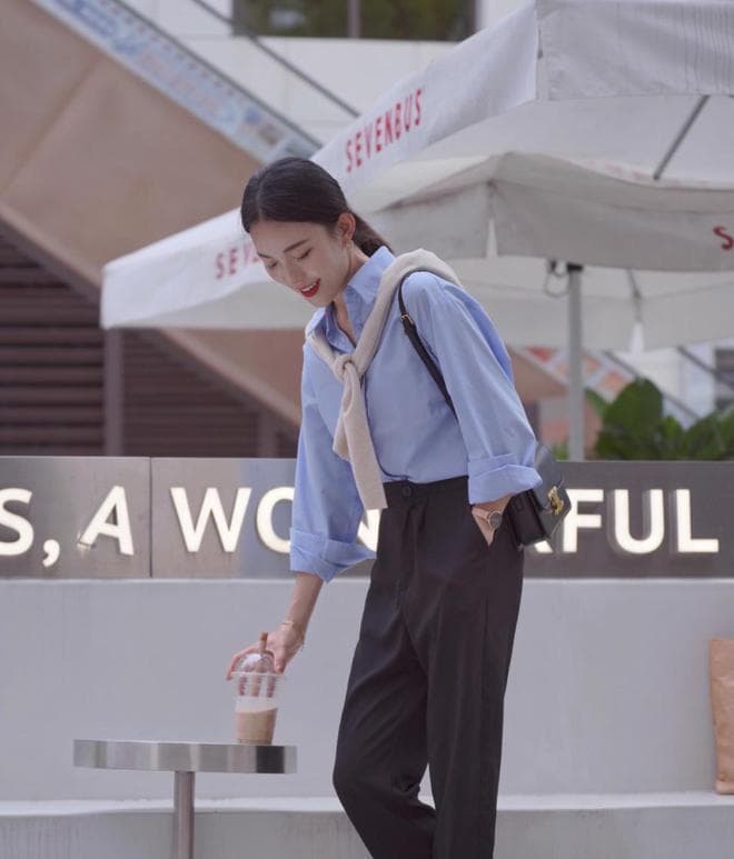 都市女白领的衬衫穿搭，蓝色衬衫搭配西装裤、短裤，简约又洋气