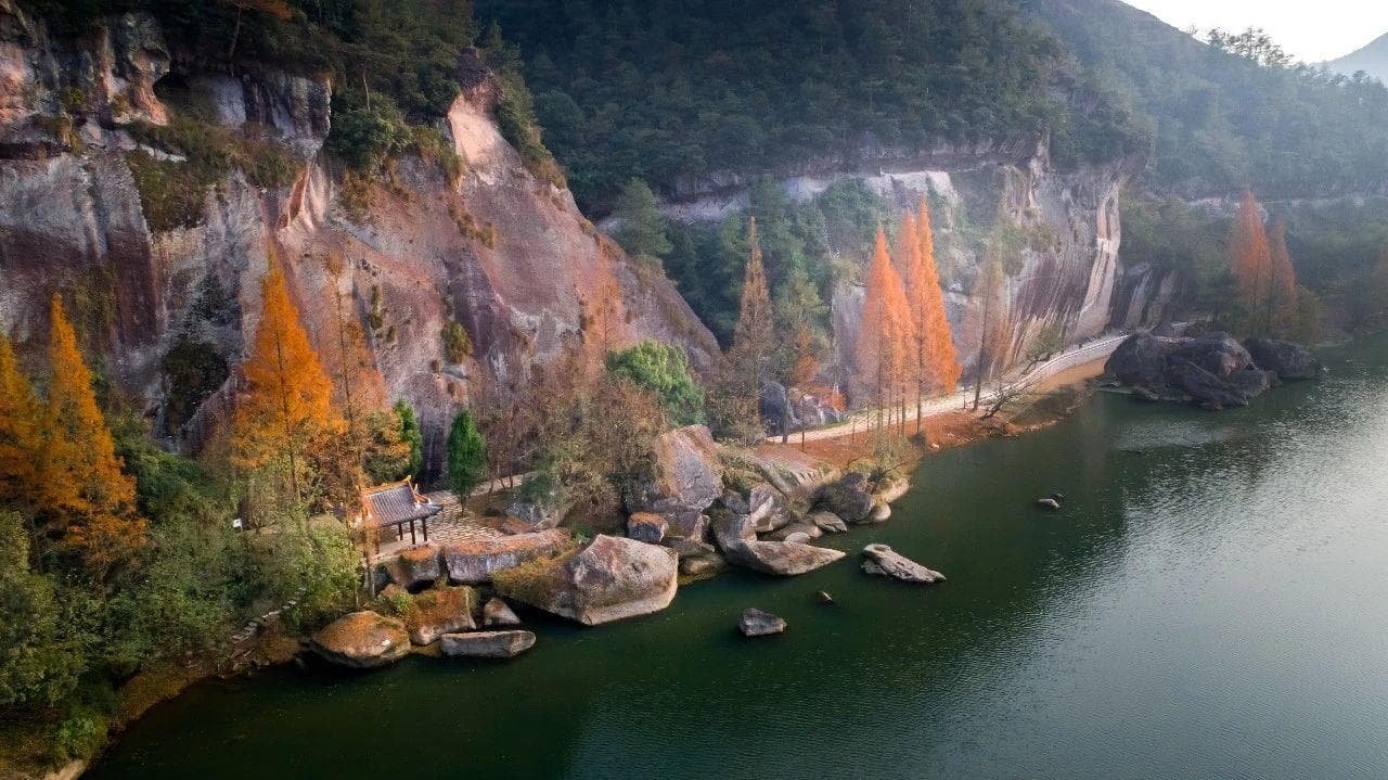 仙都小赤壁河谷精品游线：火山岩地貌与人文传说的完美融合