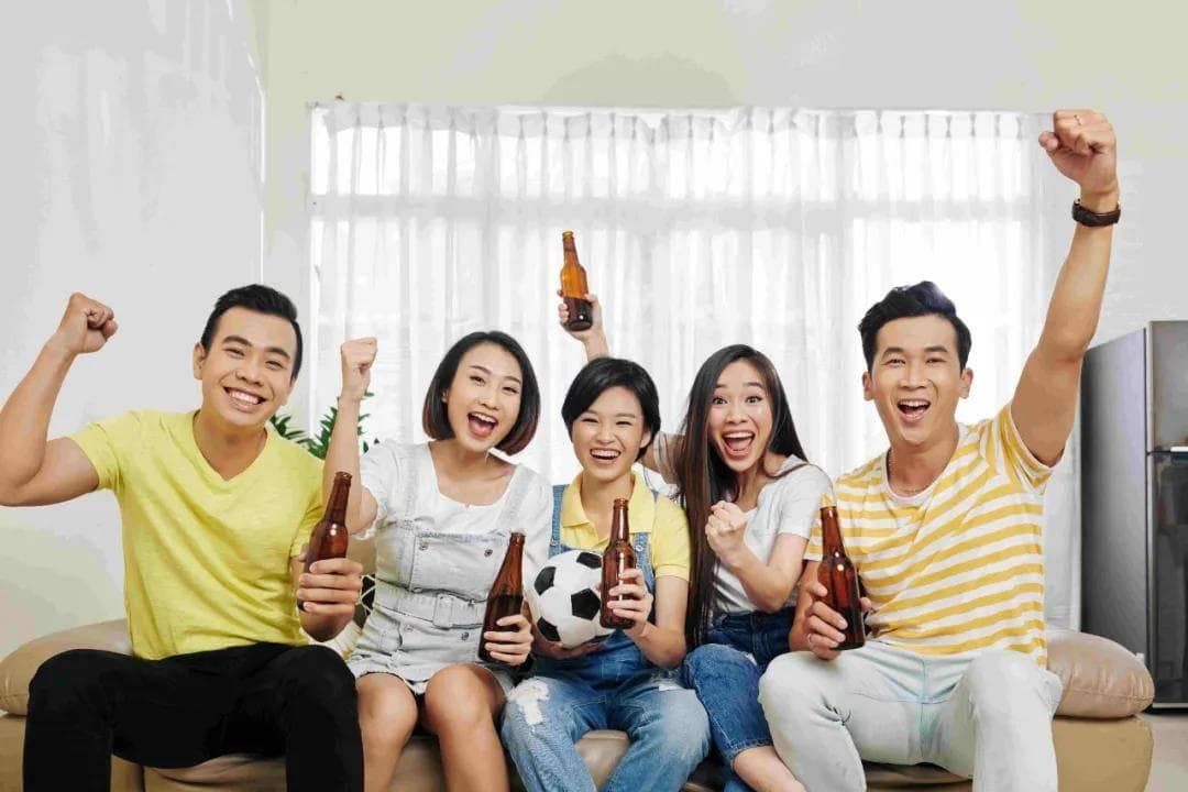 如何鼓励和激励更多的人参与志愿者活动，建立更强大的志愿者团队？