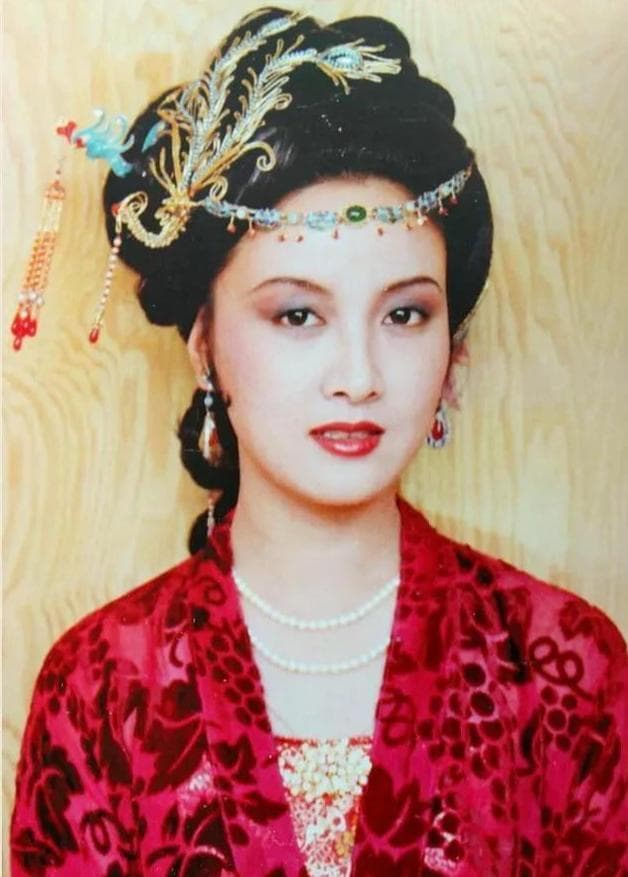 刘姥姥进贾府时，雍容华贵的王熙凤多大年纪？16岁？