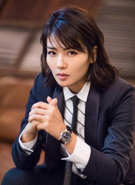 从“国民媳妇”到“带货女王”：刘涛的演艺转型之路