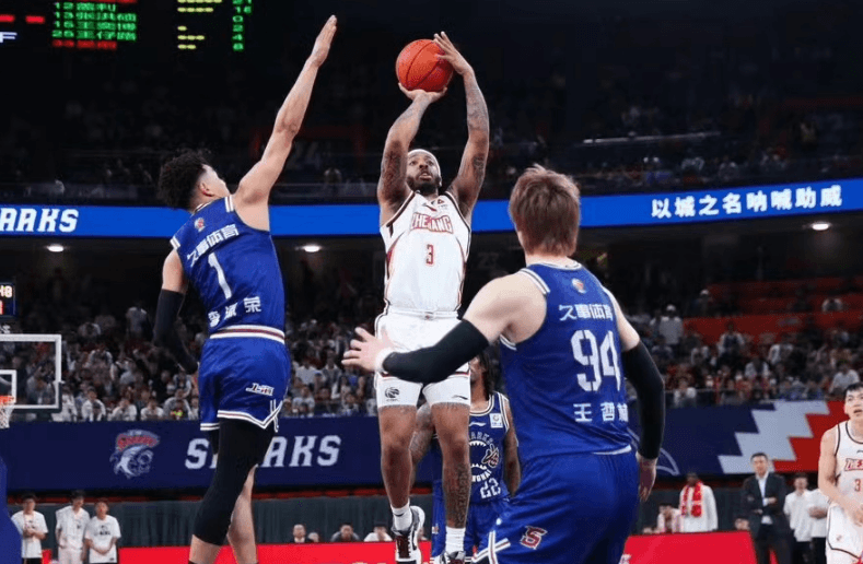 CBA季后赛：上海险胜浙江总分2-2进入抢五战 王哲林31+14吴前空砍25分