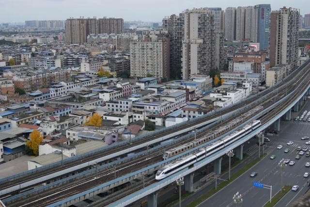 成灌铁路：成都西向“动脉”上奔驰往返