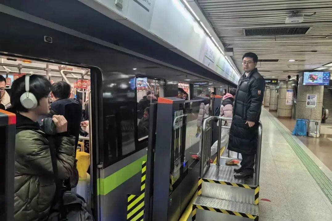 延时运营、增加班车、增派人员力量…地铁2号线春运返程保障有力！