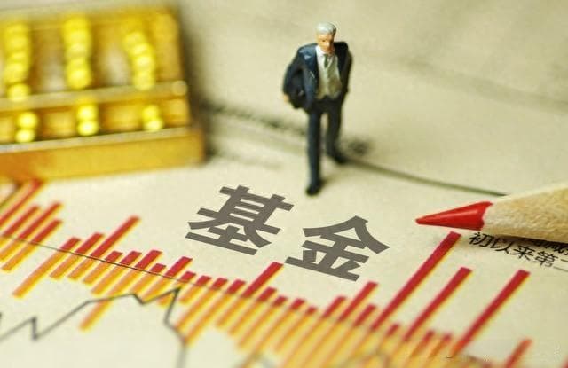 ETF基金与普通基金：交易方式、费用结构与投资策略全解析