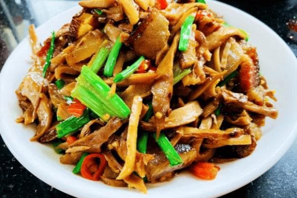烟笋炒肉，以其独特的口感和风味赢得了广大食客的喜爱