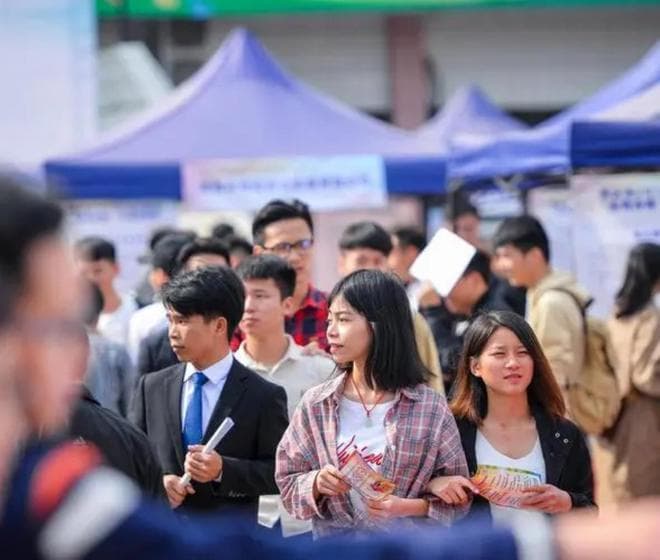 增加43万人！2025年高校毕业生人数曝光，毕业生六大选择详析
