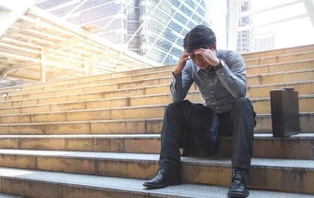 如何调整失业后的消极心态？聪明人用2招应对，快速找回工作
