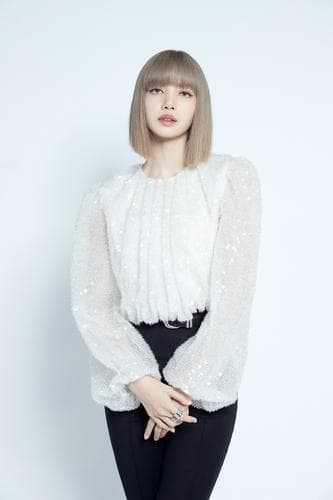 BLACKPINK成员LISA发布首张个辑《LALISA》