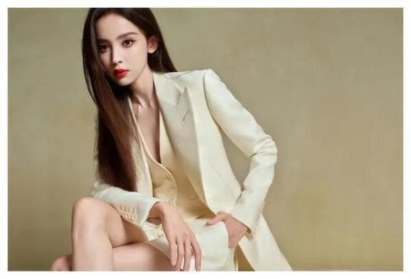 古力娜扎：美艳无双，以倾国之颜，治愈笑容，优雅体态席卷娱乐圈