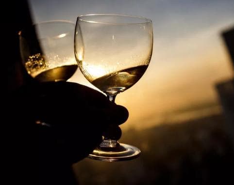 中国式酒局：劝你喝酒的人都看不起你？