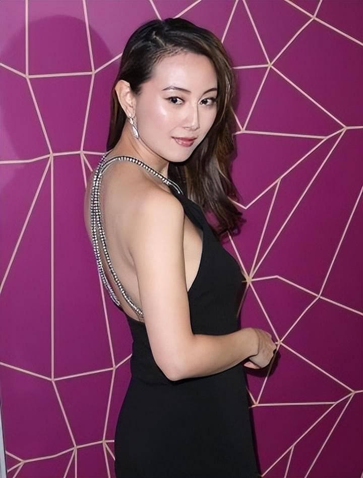 港星袁嘉敏凭“风月片”走红，如何应对公众关注与舆论压力