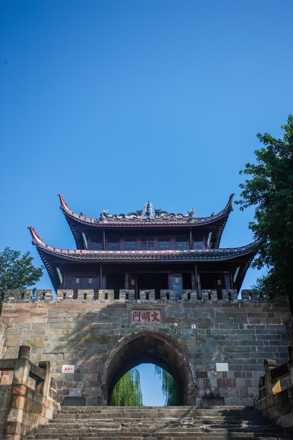 江水奔涌，古城墙边听历史涛声