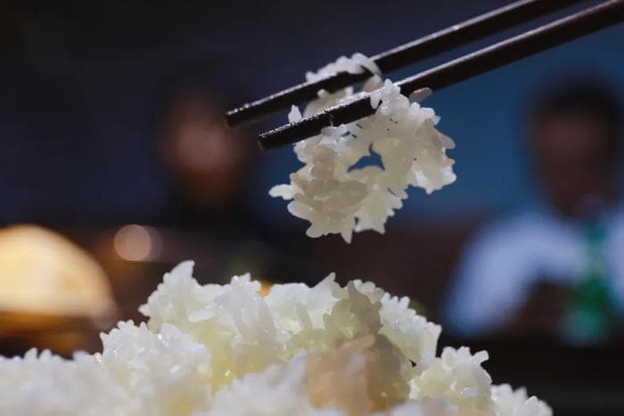 一顿饭吃太饱的人，身体在经历什么……