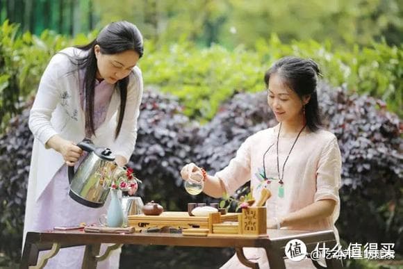 肝与眼息息相关，春天是养肝护肝的好时节，建议你常喝“护眼茶”