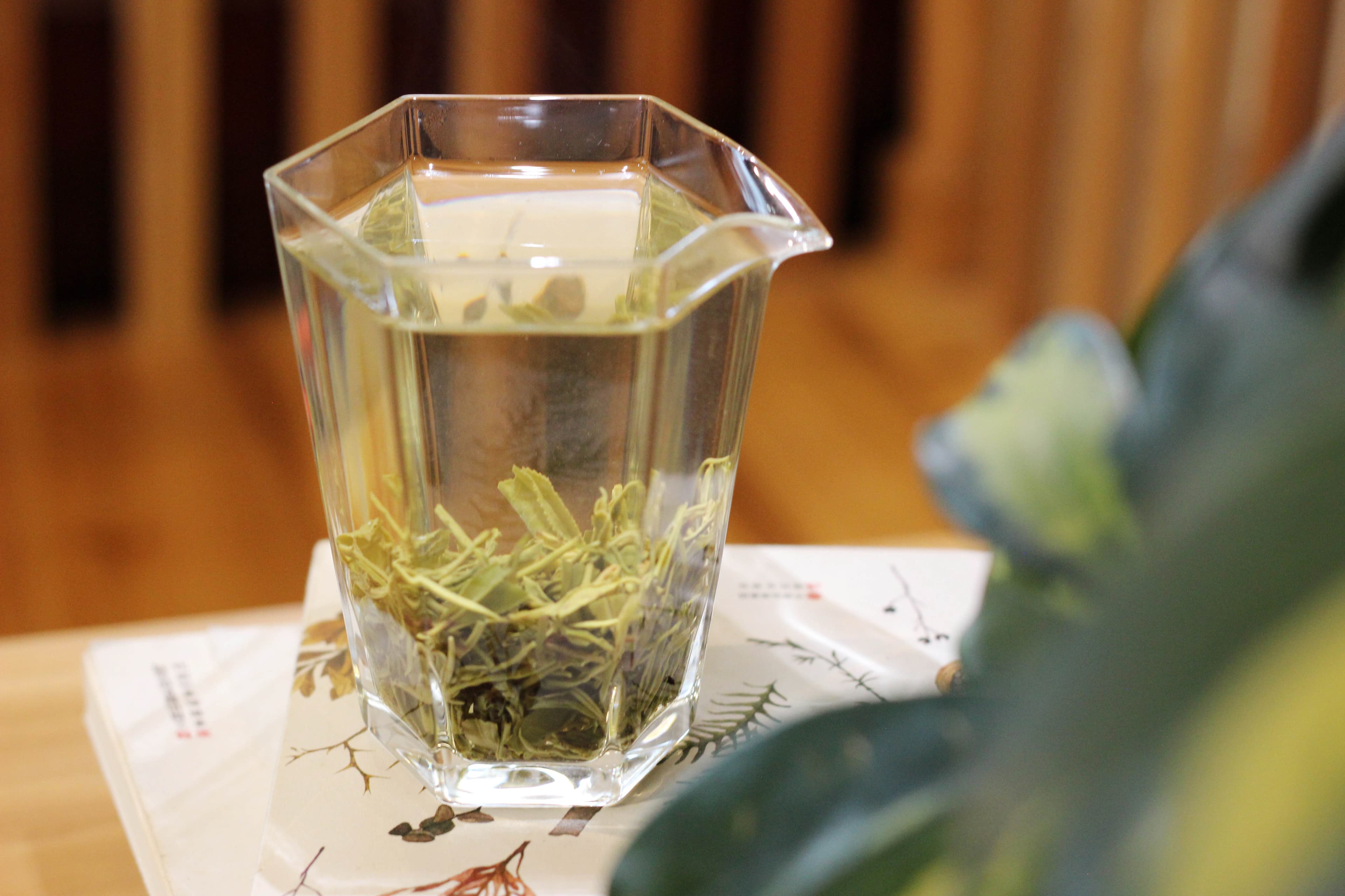 泡茶叶时，开水的最佳温度是多少？多少度泡出来的茶色香味俱佳？